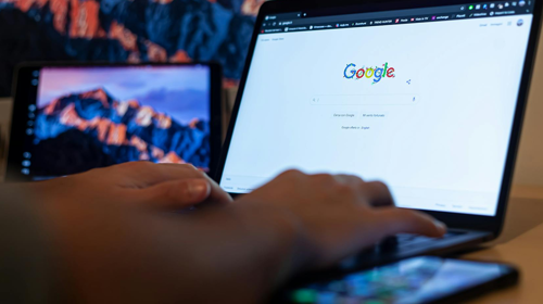 Persona escribiendo en la página principal de Google