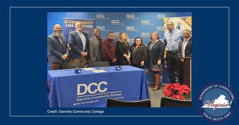 El Departamento Correccional de Virginia y el representante de Danville Community College posan para una foto grupal en unidad de su nueva asociación.